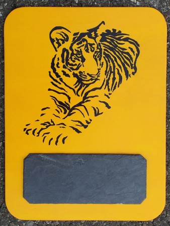 9983 Tieger mit Schieferplatte zum beschriften